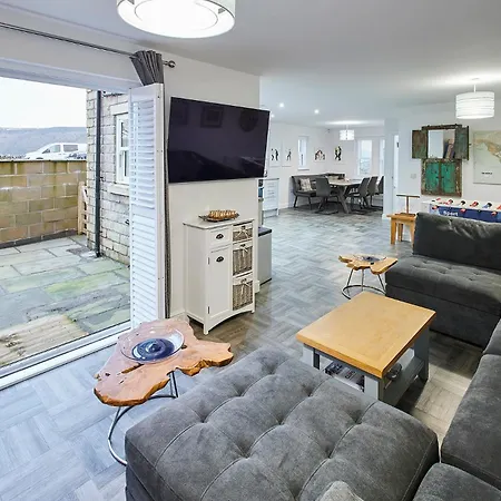 Host & - Blayshaw House